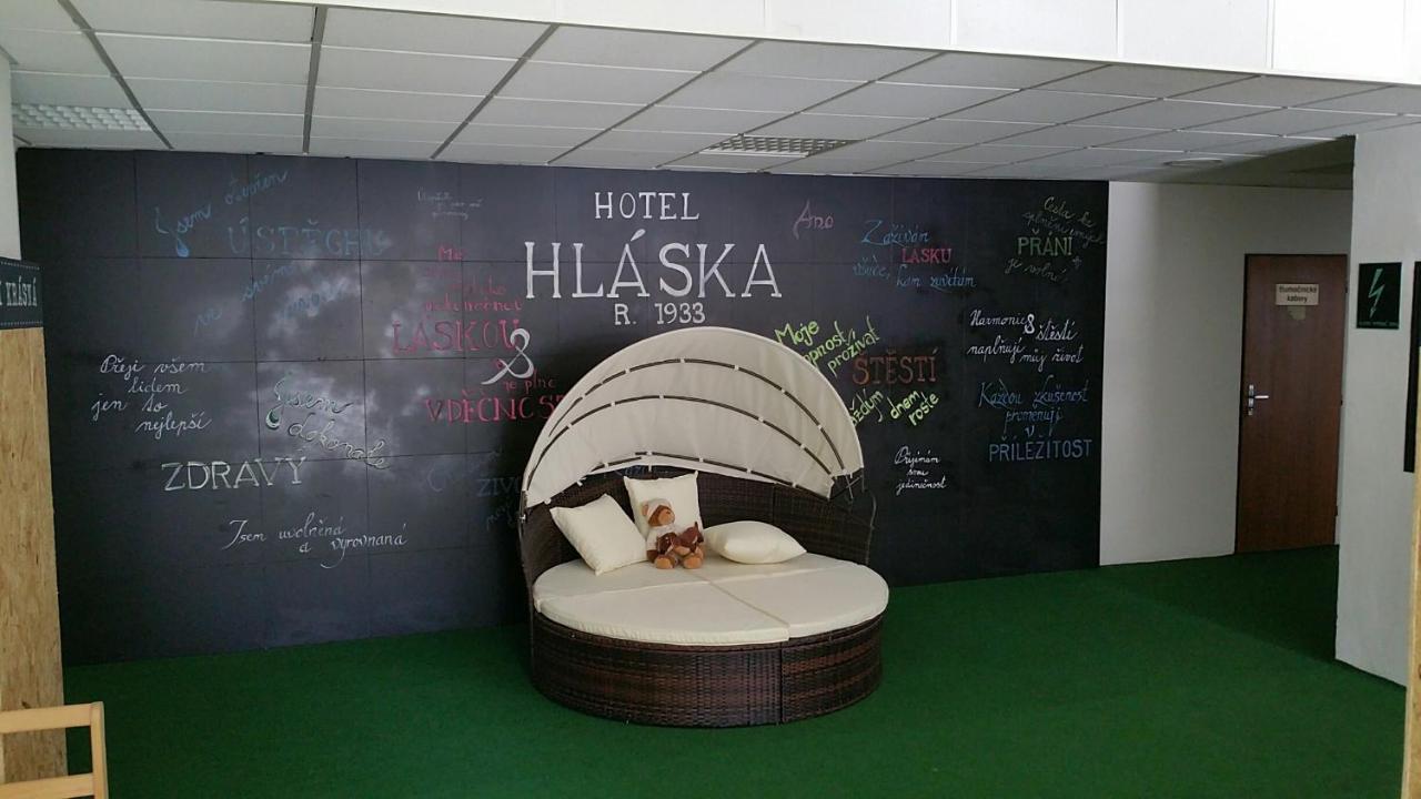 Hotel Hlaska Zlenice Bagian luar foto