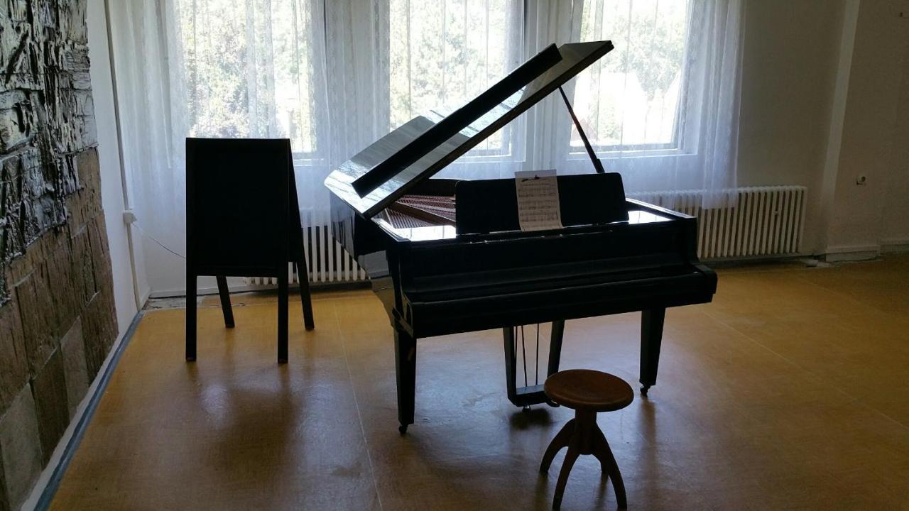 Hotel Hlaska Zlenice Bagian luar foto