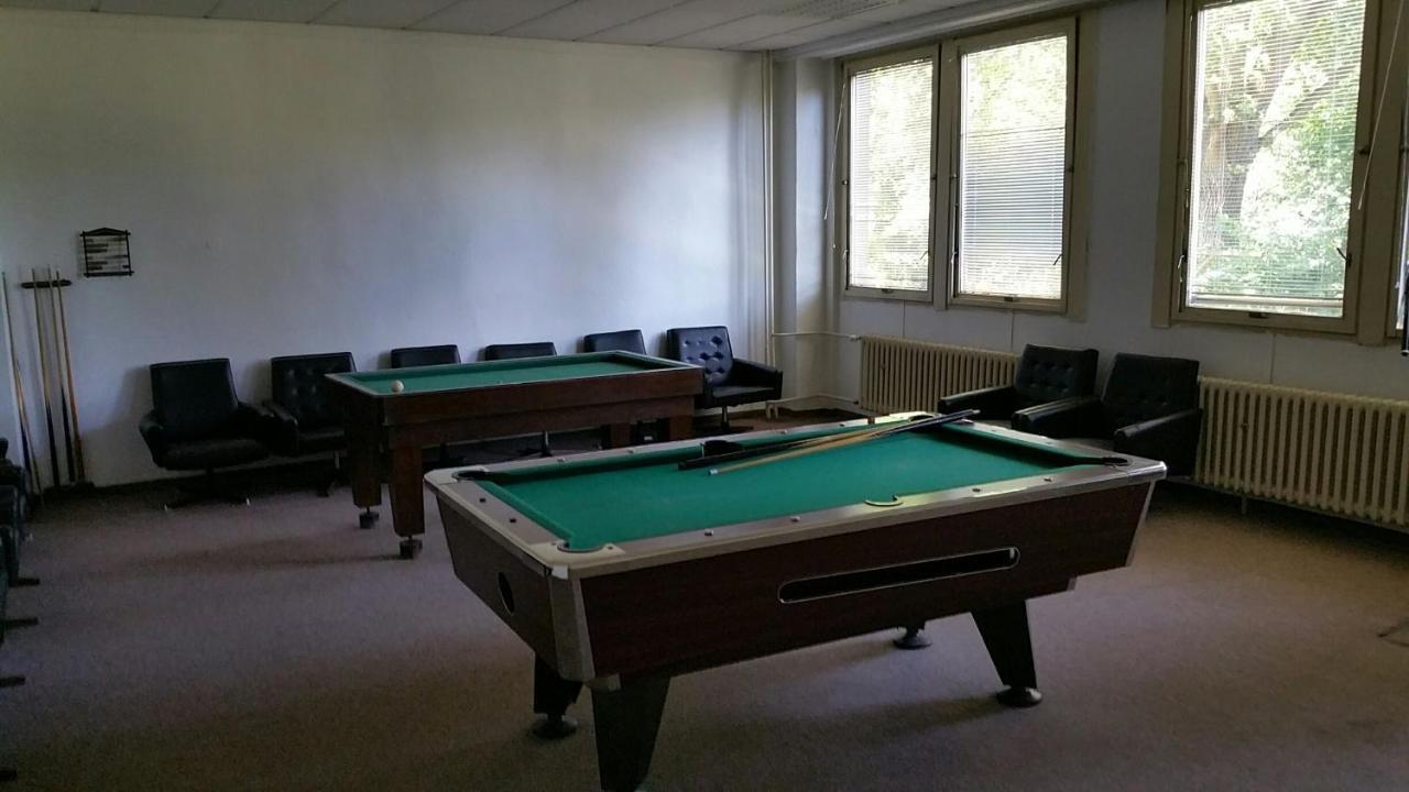 Hotel Hlaska Zlenice Bagian luar foto