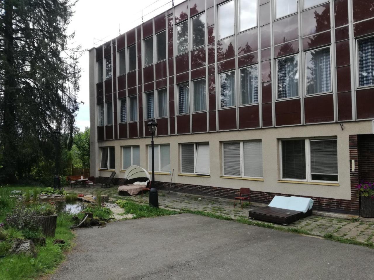 Hotel Hlaska Zlenice Bagian luar foto