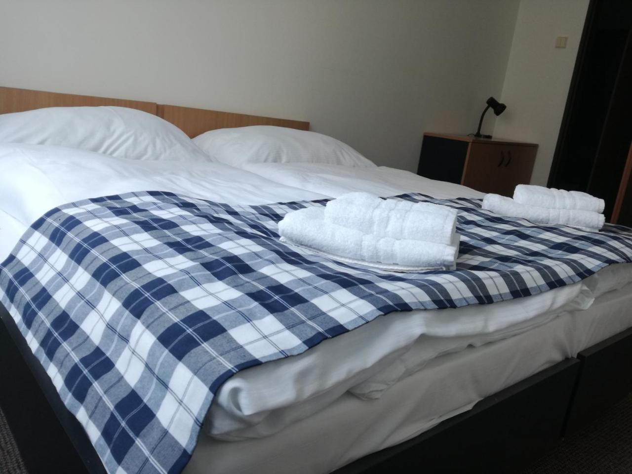Hotel Hlaska Zlenice Bagian luar foto