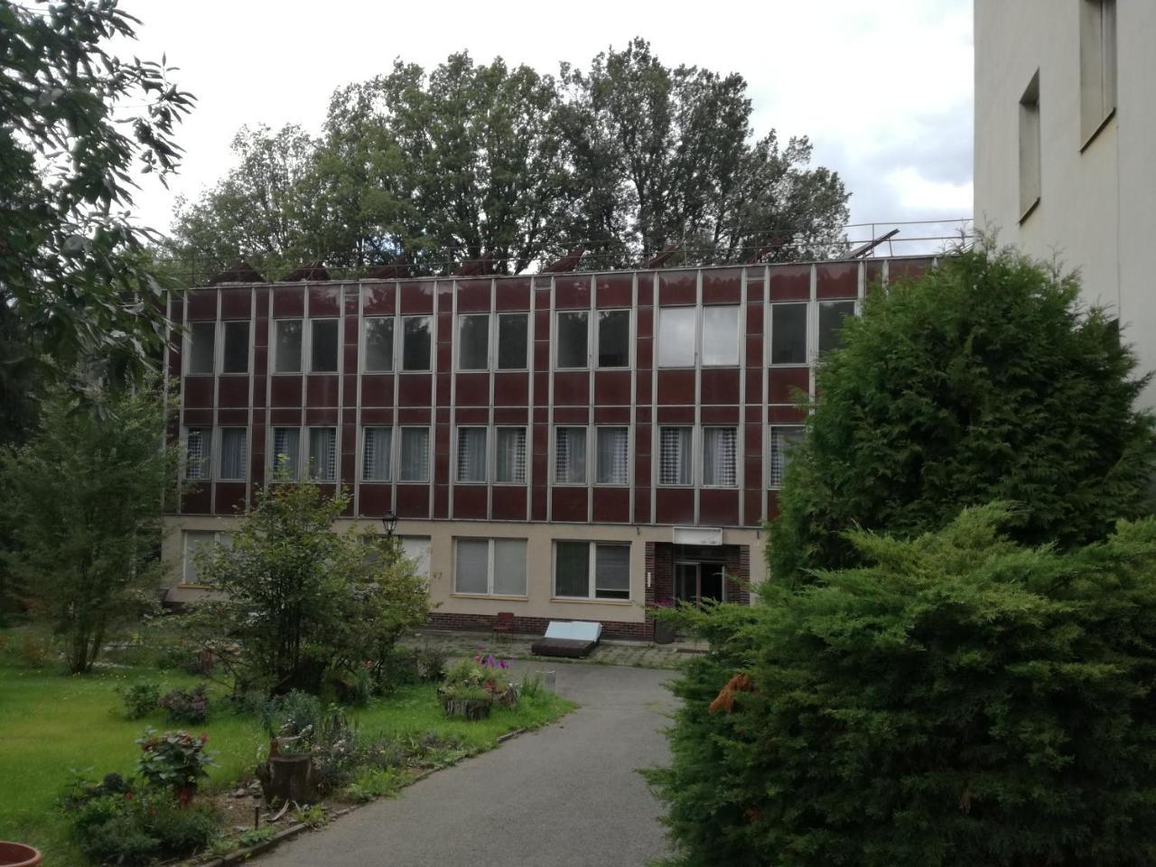 Hotel Hlaska Zlenice Bagian luar foto
