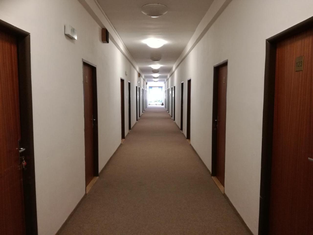 Hotel Hlaska Zlenice Bagian luar foto