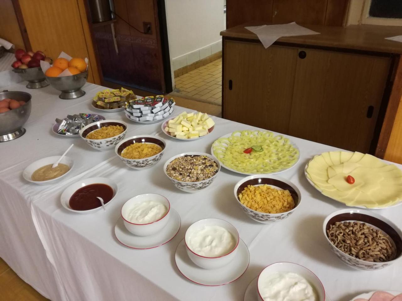 Hotel Hlaska Zlenice Bagian luar foto